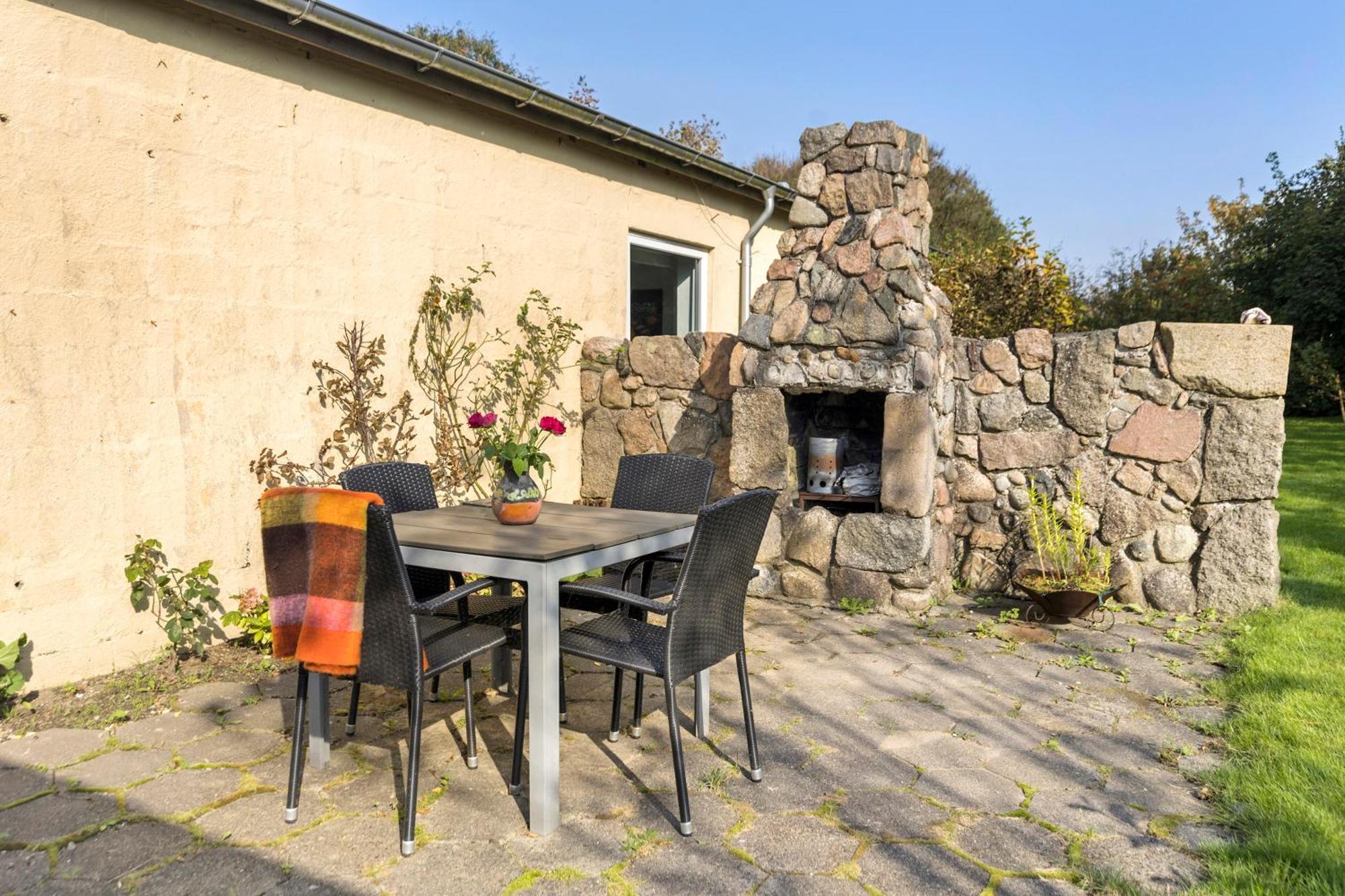 Logi I Hus Med Kunst Og Have Bed and Breakfast Vestervig Εξωτερικό φωτογραφία